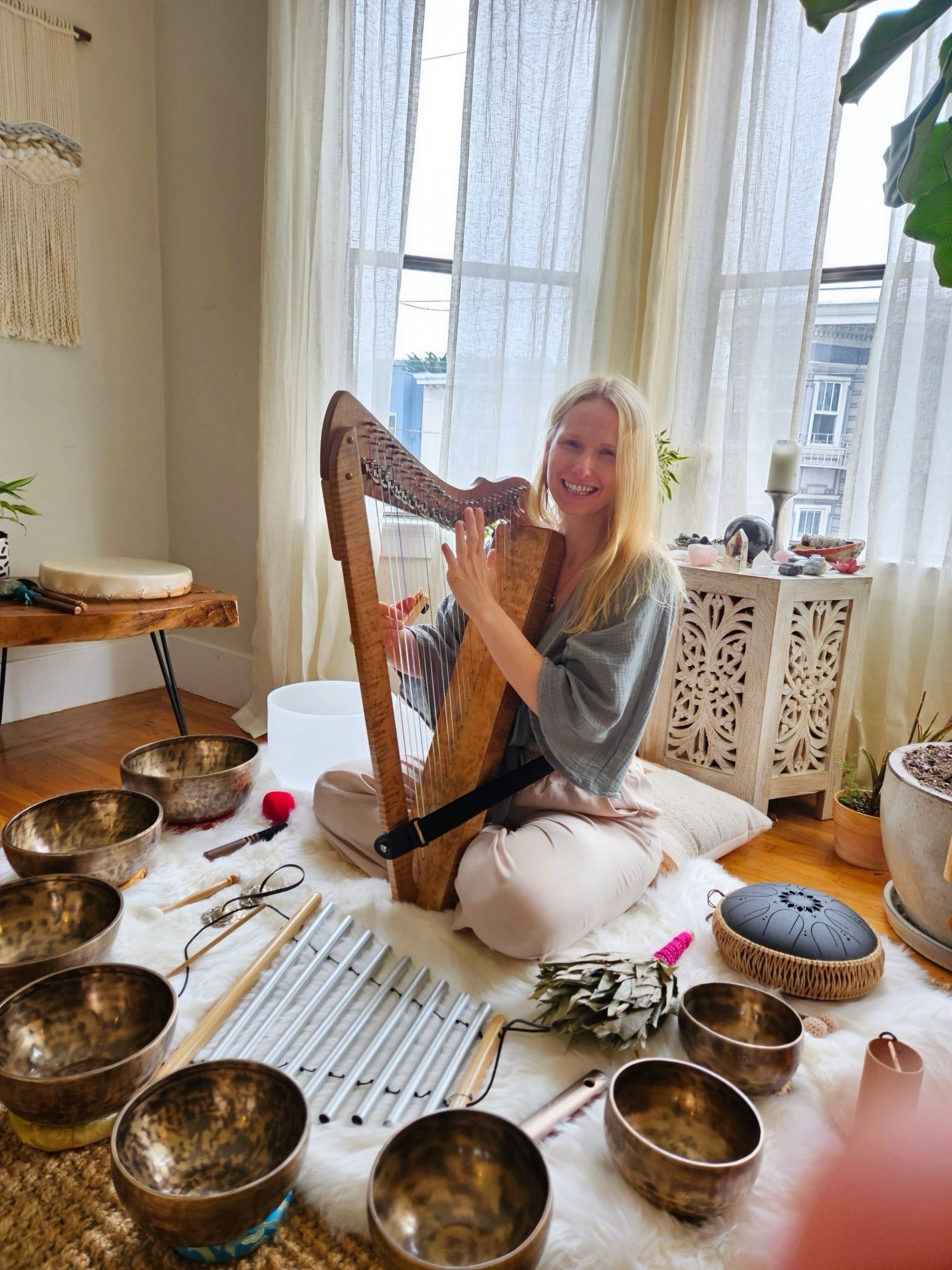 Smiling harp player - sound healing